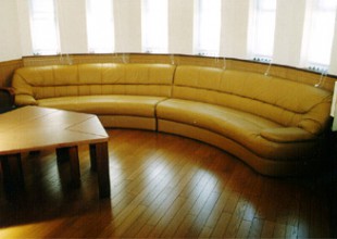 ひじょうに問い合わせが多いアールソファーを紹介いたします。