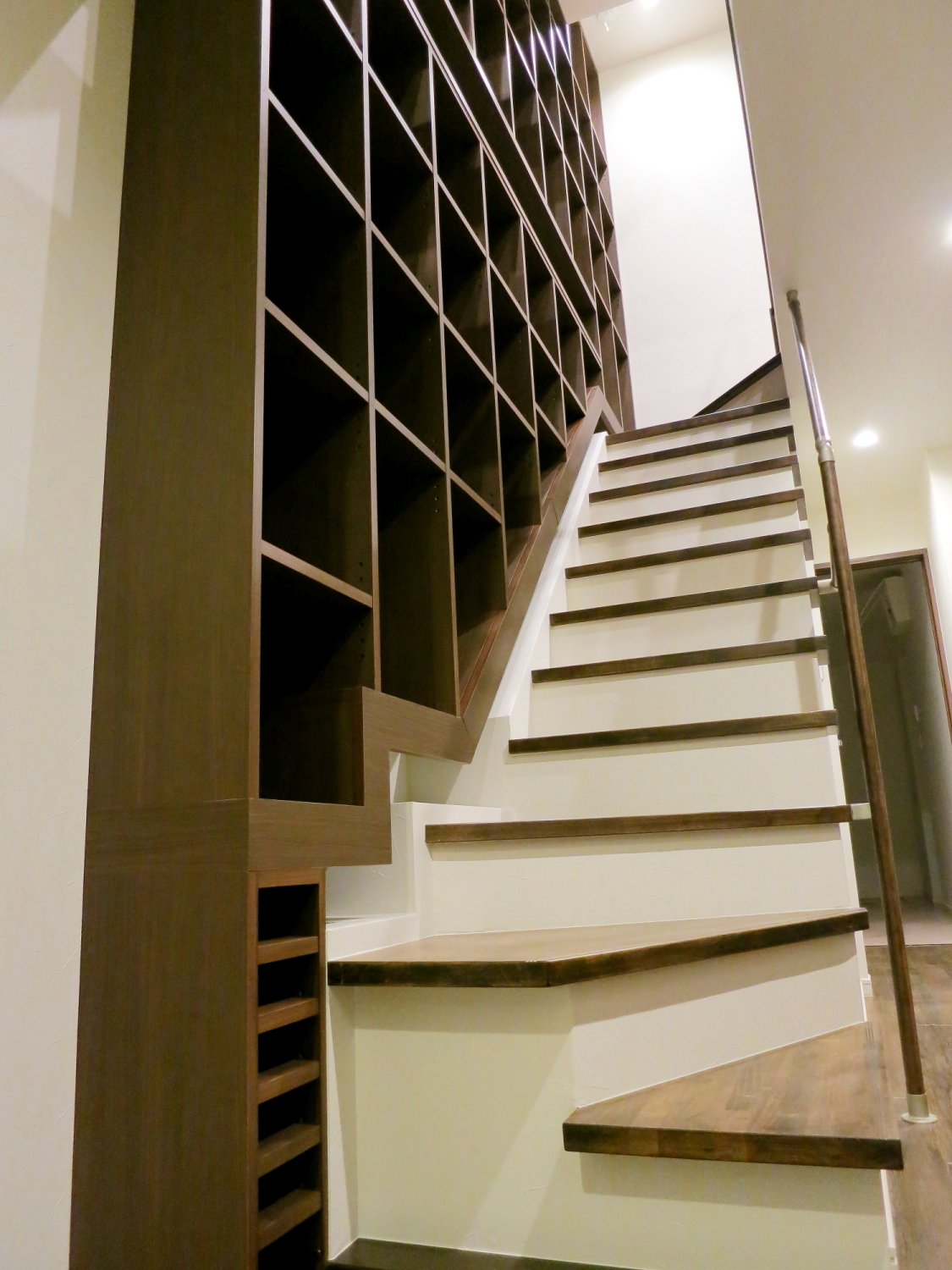 階段の隙間を利用した階段家具1