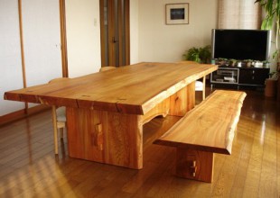 神奈川のオーダー家具トータルリビングユウキのちょっと気になる家具 ご自宅の庭のケヤキで作った１枚板ダイニングテーブルとベンチ