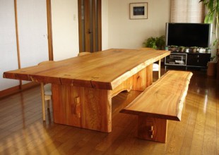 神奈川のオーダー家具トータルリビングユウキのちょっと気になる家具 ご自宅の庭のケヤキで作った１枚板テーブルとベンチ　　　　