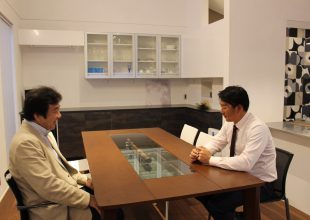 2011年・巨人實松選手サヨナラヒットの記念バットを飾るダイニングテーブルが完成。