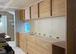天然木ナラ材の家具設置中