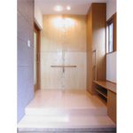 東京のオーダー家具ユウキが作った手摺付き玄関収納