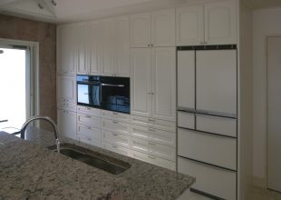 キッチン収納 白を基調とした重厚感ある食器棚