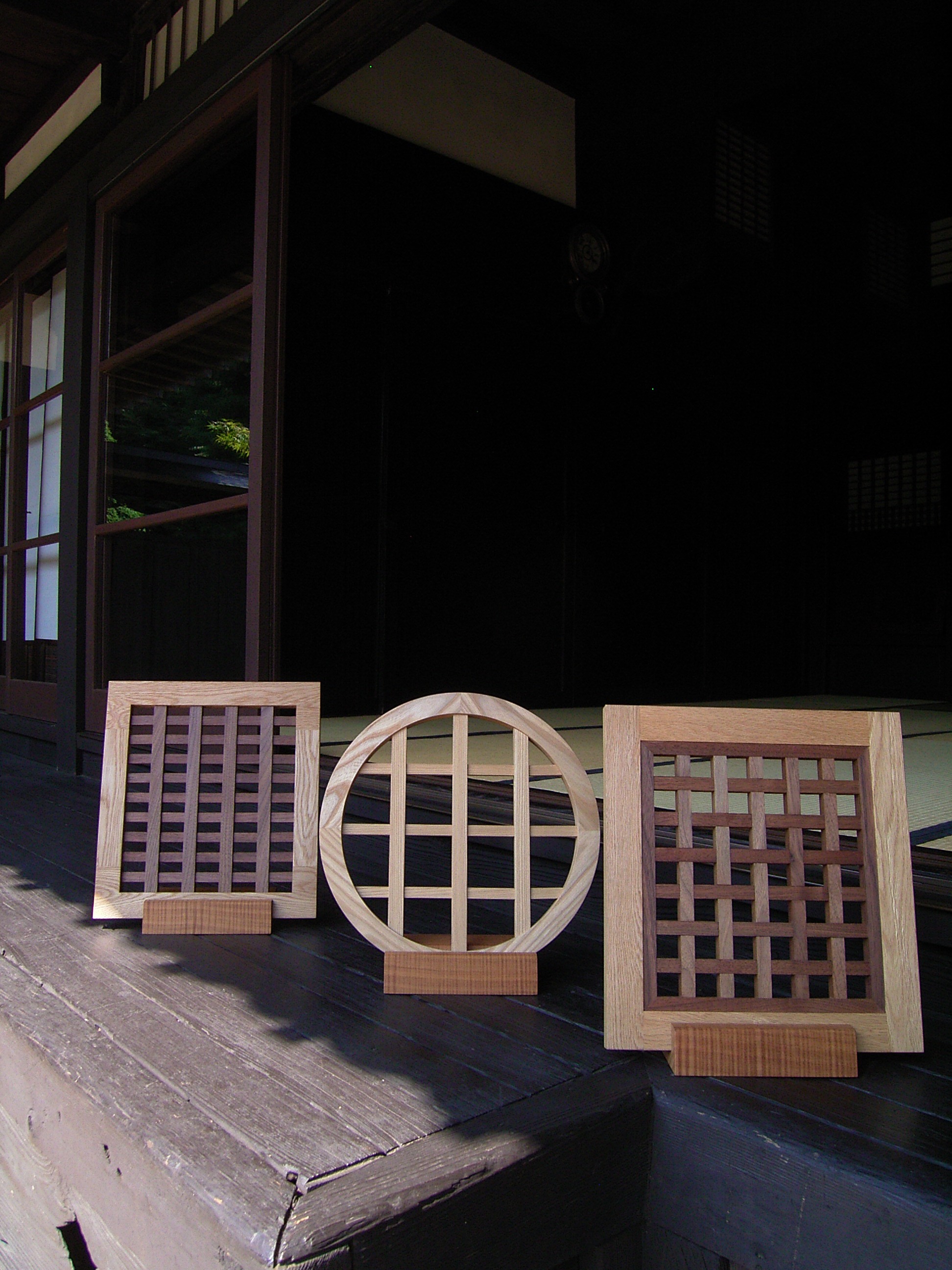 神奈川のオーダー家具屋の作る京都の丸と四角格子建具"