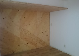建具 建築での構造材であるカラマツ合板で作るデザイン建具です。