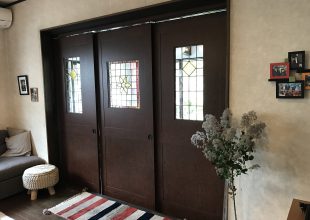 アンティークなステンドガラスを使用した建具づくり。