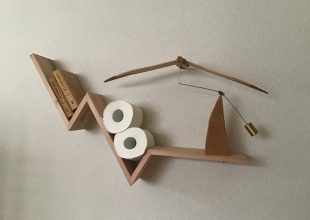 トイレにおしゃれな飾り棚が取り付いていました。