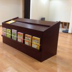 東京のオーダー家具ユウキが作った医院の多目的収納・飾り棚