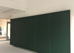 黒板塗装をした大きな扉
