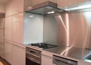 家具施工例 鏡面メラミン材のオーダーキッチン