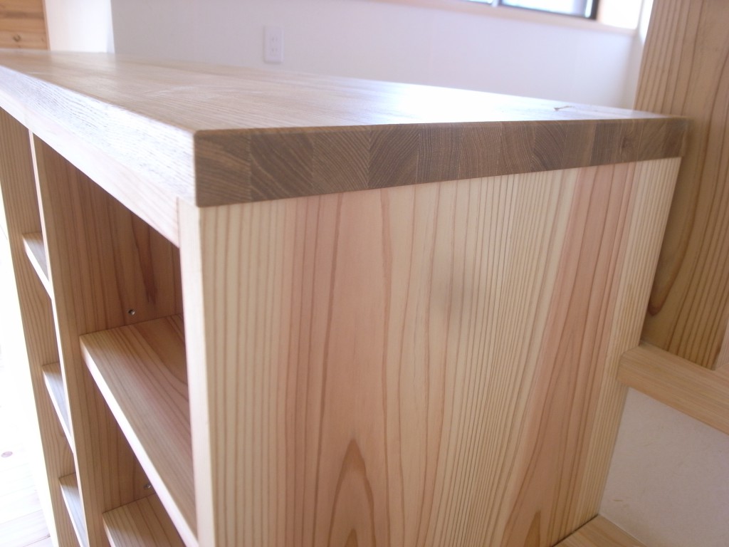 東京のオーダー家具屋の作る杉材を使用した収納ボード3
