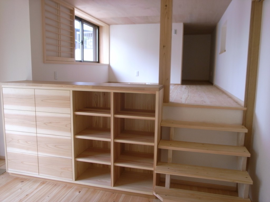 東京のオーダー家具屋の作る杉材を使用した収納ボード1