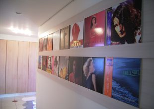 過去の仕事から、CDジャケット・レコードジャケットを飾る