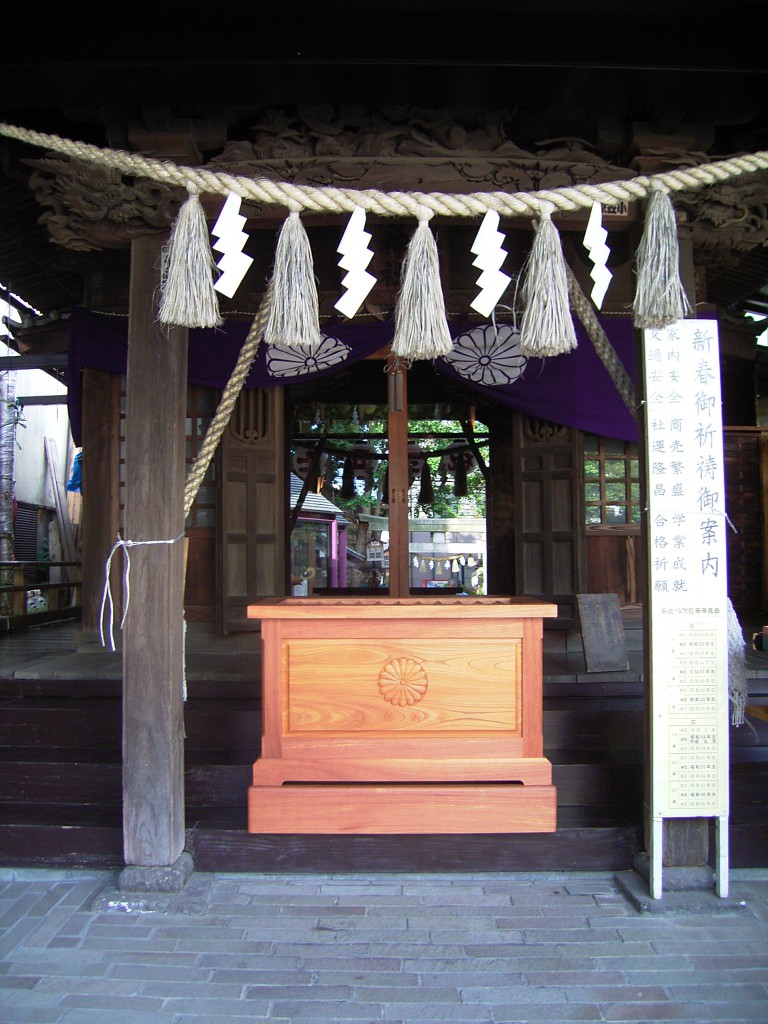 東京のオーダー家具屋の作るケヤキ材の菊名神社の賽銭箱