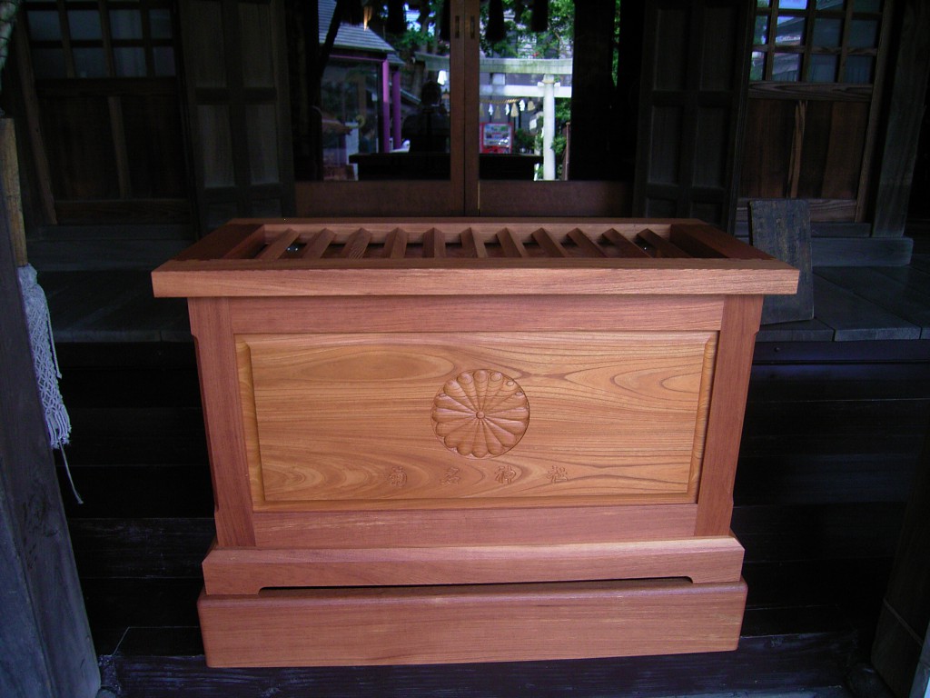 東京のオーダー家具屋の作るケヤキ材の菊名神社の賽銭箱