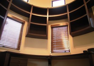 壁面収納 円筒形の書斎にあわせた360度家具