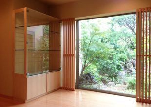 庭の景色を邪魔しない飾り棚づくり