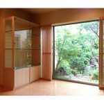 東京のオーダー家具ユウキが作った裏庭の景色を邪魔しないハードメープルの飾り棚