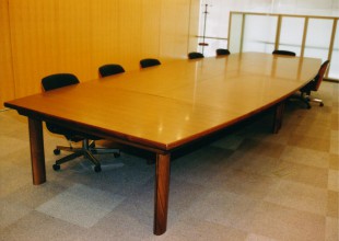 カウンター・デスク・テーブル 分割使用も可能な会議室テーブル