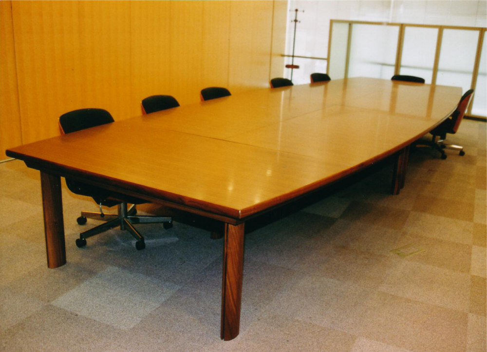 分割使用も可能な会議室テーブル[1]