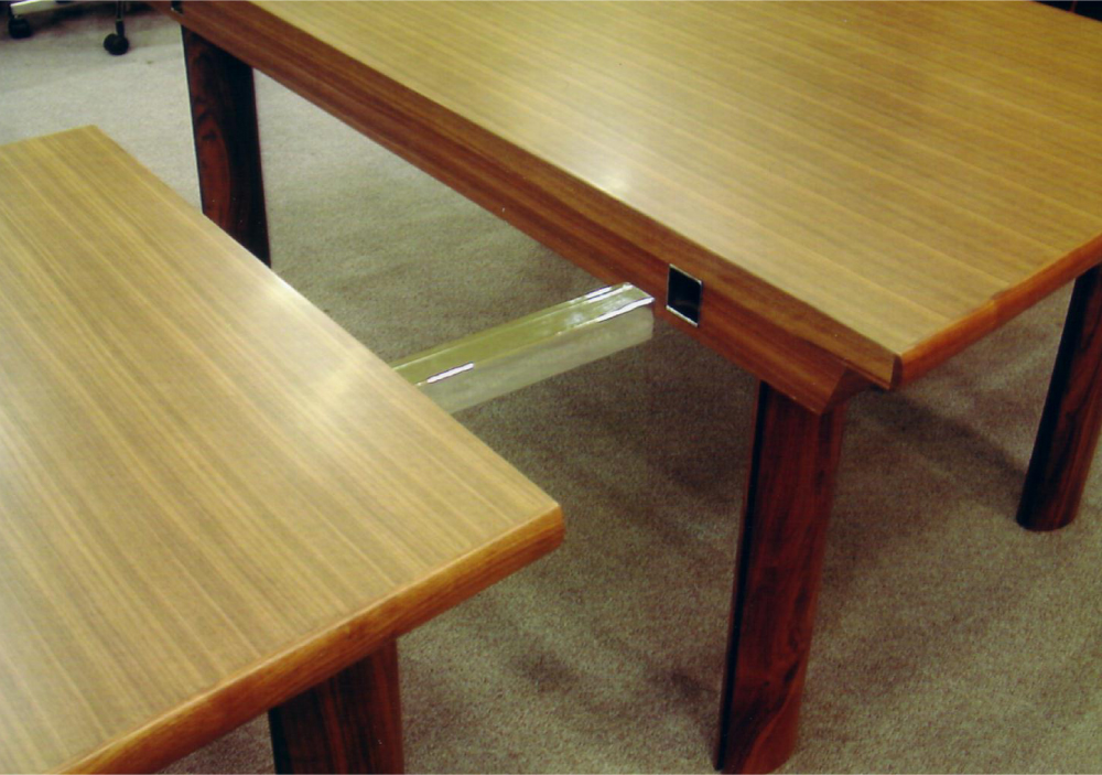 分割使用も可能な会議室テーブル[3]