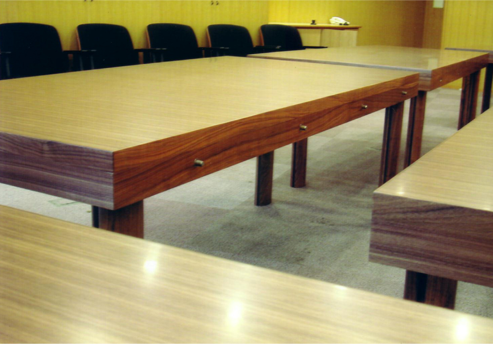 分割使用も可能な会議室テーブル[4]