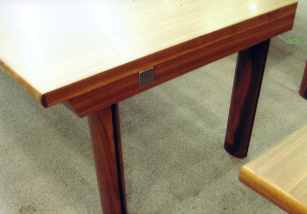 分割使用も可能な会議室テーブル[5]