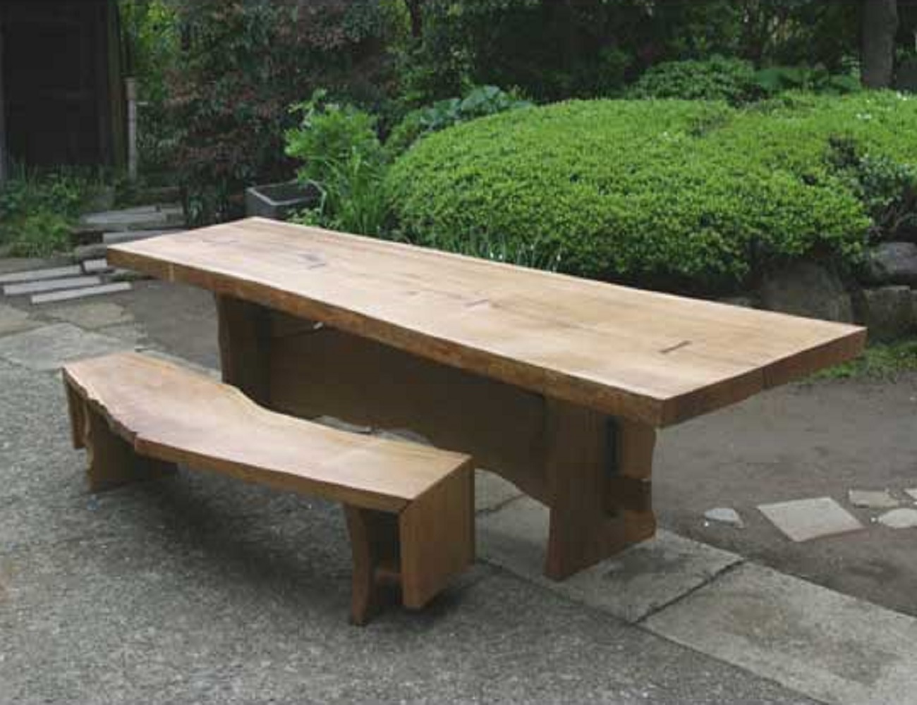 ナラ無垢材の１枚板を使用したテーブルとベンチ1