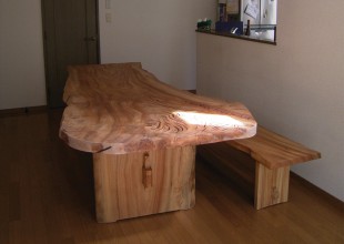 楠一枚板のダイニングテーブル