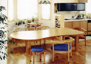 家具施工例 くつろぎやすい低めのダイニングテーブル
