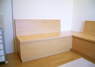 シンプルなデザインのベンチ収納