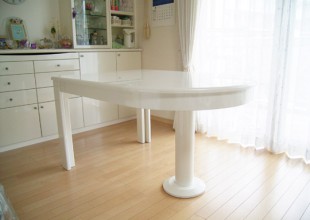 カウンター・デスク・テーブル 白鏡面塗装の伸縮テーブル