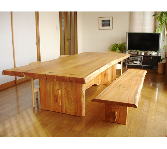 神奈川のオーダー家具屋が作るケヤキのダイニングテーブル