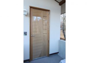 洋風・和風建具 別荘の玄関ドアです。