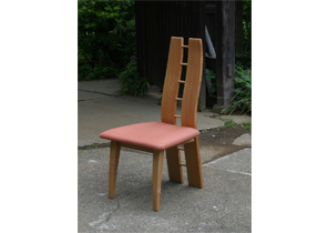 椅子・ソファ 背もたれに意匠を凝らした椅子