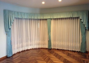 豪華なカーテンが出来上がりました